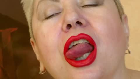 Snapshot of posh_lady chatting on 01/04/25, 03:50 LADY POSH online show from 01/04/25, 03:50