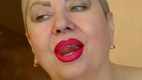 Snapshot of posh_lady chatting on 02/12/25, 10:04 LADY POSH online show from 02/12/25, 10:04