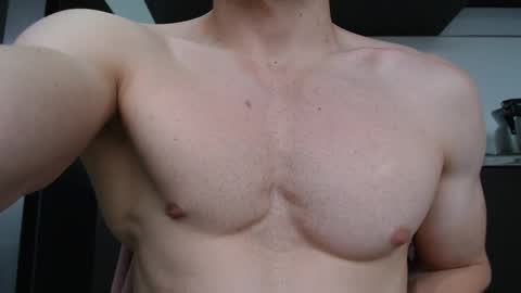 Snapshot of preettyboyx chatting on 09/26/25, 07:40 JUAN online show from 09/26/25, 07:40