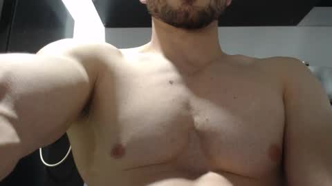 Snapshot of preettyboyx chatting on 10/18/25, 07:42 JUAN online show from 10/18/25, 07:42