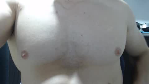 Snapshot of preettyboyx chatting on 10/22/25, 04:02 JUAN online show from 10/22/25, 04:02