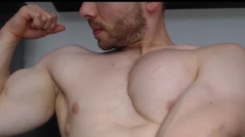 Snapshot of preettyboyx chatting on 11/11/25, 07:25 JUAN online show from 11/11/25, 07:25