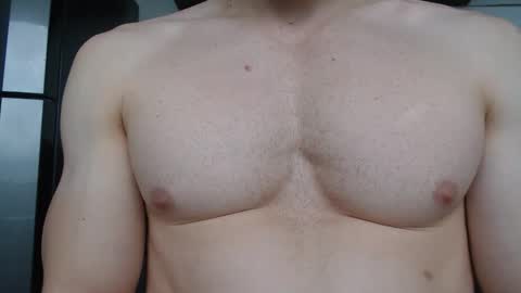 Snapshot of preettyboyx chatting on 11/13/25, 05:12 JUAN online show from 11/13/25, 05:12