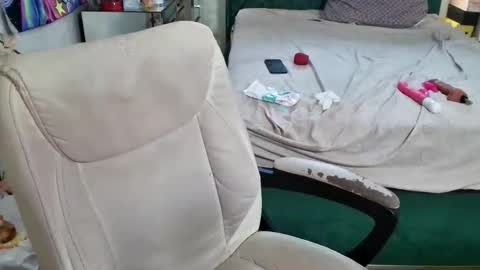 Yasmine pretty online show from 10/22/25, 06:18