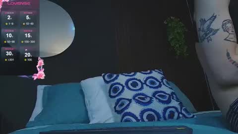 pretty_cristal22 online show from 12/18/25, 12:11