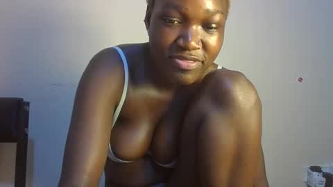 pretty_lucie online show from 04/08/26, 04:12