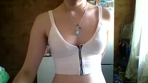 Snapshot of prettybella_7 chatting on 06/10/26, 10:25 Bella online show from 06/10/26, 10:25