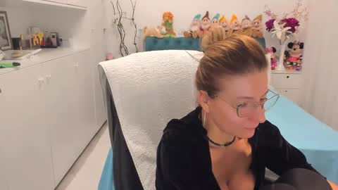 Snapshot of prettyblackeyes chatting on 09/27/25, 06:18 wilma online show from 09/27/25, 06:18