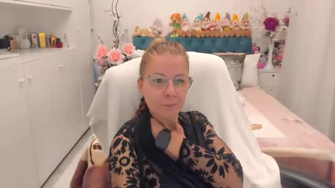 Snapshot of prettyblackeyes chatting on 11/14/25, 07:51 wilma online show from 11/14/25, 07:51