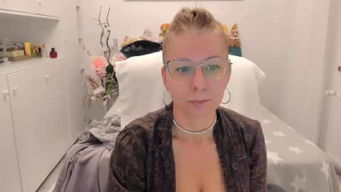 Snapshot of prettyblackeyes chatting on 11/22/25, 08:19 wilma online show from 11/22/25, 08:19