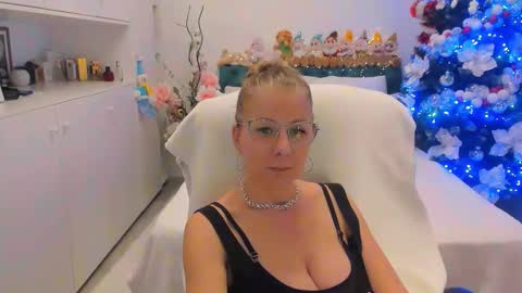 Snapshot of prettyblackeyes chatting on 12/13/25, 09:20 wilma online show from 12/13/25, 09:20