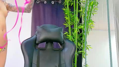 Snapshot of prettybunnies08 chatting on 11/28/25, 04:42 Enzo Denis online show from 11/28/25, 04:42