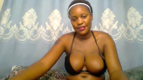 Snapshot of prettydarkskin002 chatting on 11/22/25, 11:53 SHANIA online show from 11/22/25, 11:53
