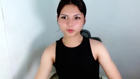 Snapshot of prettyjulian chatting on 12/17/25, 10:21 SEXY JULIA online show from 12/17/25, 10:21