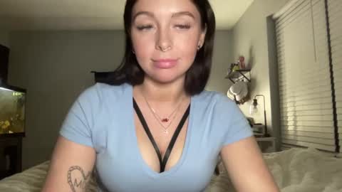 Snapshot of prettypawgxo chatting on 02/21/25, 02:28 prettypawgxo online show from 02/21/25, 02:28