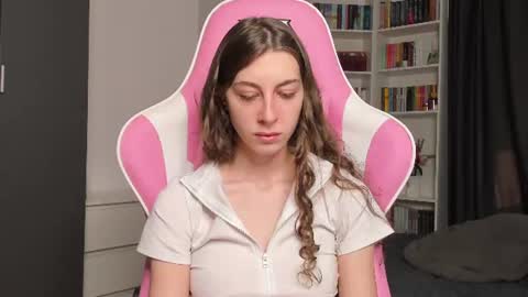 Snapshot of prettysomething chatting on 07/10/26, 06:17 Sophie next stream will be at Monday i will wait you guys online show from 07/10/26, 06:17