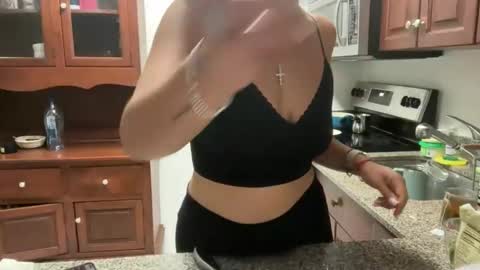 Snapshot of prettyyykittyyy22 chatting on 10/31/25, 12:22 prettyyykittyyy22 online show from 10/31/25, 12:22