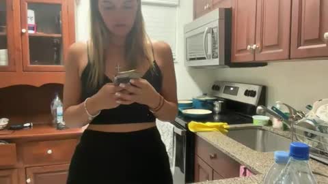 Snapshot of prettyyykittyyy22 chatting on 11/08/25, 12:11 prettyyykittyyy22 online show from 11/08/25, 12:11