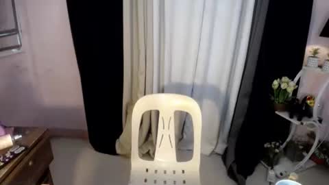 Snapshot of princess_luxe chatting on 02/04/26, 03:01 Cutie Princess online show from 02/04/26, 03:01