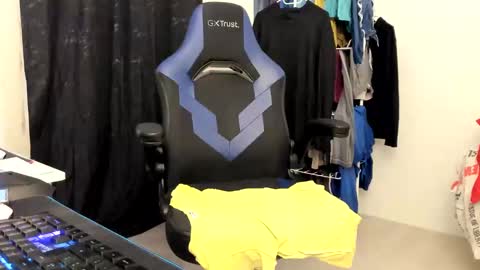 Snapshot of princesse_katey chatting on 02/17/25, 12:48 miss me check out my YT online show from 02/17/25, 12:48