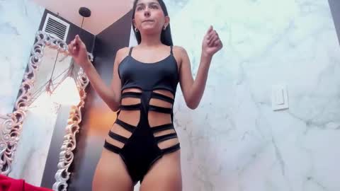 Snapshot of princesslittle_4u chatting on 11/11/25, 10:15 online show from 11/11/25, 10:15