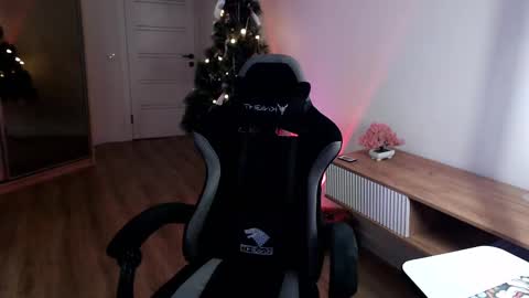 Snapshot of princessshy___ chatting on 02/17/25, 07:10 18 y.o online show from 02/17/25, 07:10