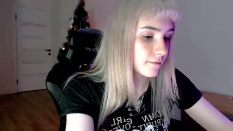 Snapshot of princessshy___ chatting on 02/18/25, 05:42 18 y.o online show from 02/18/25, 05:42