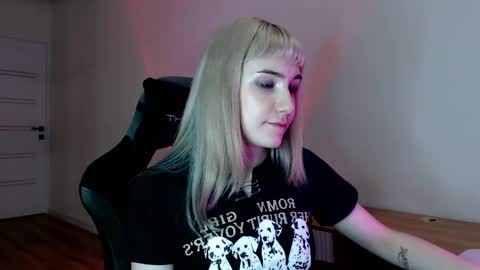 Snapshot of princessshy___ chatting on 02/19/25, 07:38 18 y.o online show from 02/19/25, 07:38