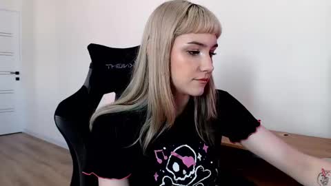 Snapshot of princessshy___ chatting on 02/21/25, 12:39 18 y.o online show from 02/21/25, 12:39