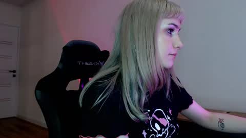 Snapshot of princessshy___ chatting on 02/21/25, 07:32 18 y.o online show from 02/21/25, 07:32