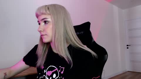 Snapshot of princessshy___ chatting on 02/22/25, 12:51 18 y.o online show from 02/22/25, 12:51