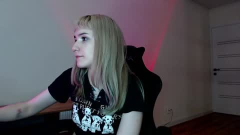 Snapshot of princessshy___ chatting on 02/26/25, 01:00 18 y.o online show from 02/26/25, 01:00