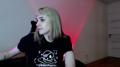 Snapshot of princessshy___ chatting on 03/03/25, 06:01 18 y.o online show from 03/03/25, 06:01