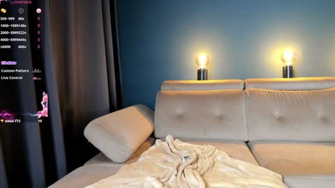 Snapshot of project_raven chatting on 12/15/24, 07:53 Raven but you can call me sweetie or honey too online show from 12/15/24, 07:53