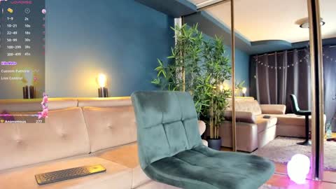 Snapshot of project_raven chatting on 12/28/24, 10:23 Raven but you can call me sweetie or honey too online show from 12/28/24, 10:23