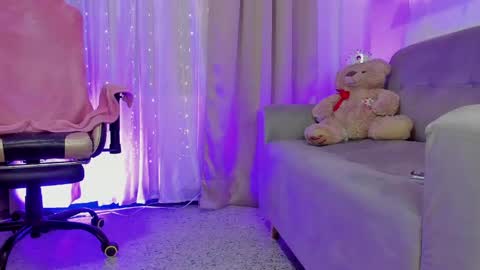    INDEPENDENT MODEL online show from 04/16/26, 09:39