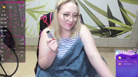 Snapshot of puffybun chatting on 12/19/24, 12:56 puffybun online show from 12/19/24, 12:56