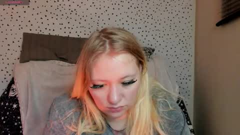 Snapshot of puffybun chatting on 02/18/26, 10:28 puffybun online show from 02/18/26, 10:28