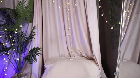 Snapshot of pure_dirt chatting on 10/22/25, 06:02 constant schedule Wednesday Friday Saturday Sunday The Rosemarie online show from 10/22/25, 06:02