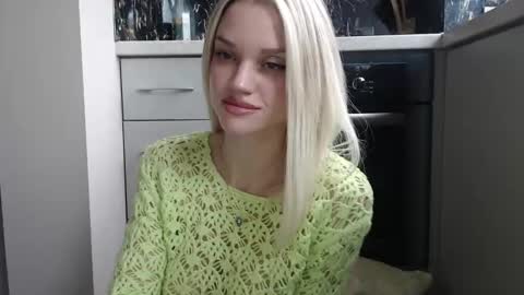Snapshot of qeeensgambit chatting on 02/05/25, 11:23 Milana online show from 02/05/25, 11:23