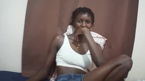 Snapshot of queen_0012 chatting on 05/19/26, 01:56 asher online show from 05/19/26, 01:56