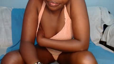 Snapshot of queen_12344 chatting on 01/19/25, 01:43 emmie online show from 01/19/25, 01:43