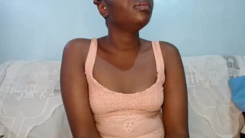 Snapshot of queen_12344 chatting on 01/19/25, 05:05 emmie online show from 01/19/25, 05:05