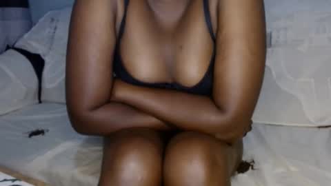 Snapshot of queen_12344 chatting on 02/18/25, 01:32 emmie online show from 02/18/25, 01:32