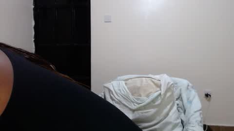 Snapshot of queen_12344 chatting on 04/15/26, 01:01 emmie online show from 04/15/26, 01:01