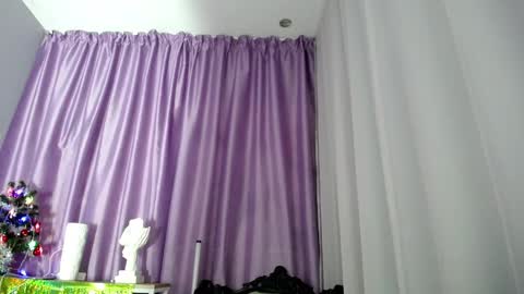 Snapshot of queen_a_n_i chatting on 12/20/24, 11:32 A N I Ill be here on December 1st online show from 12/20/24, 11:32