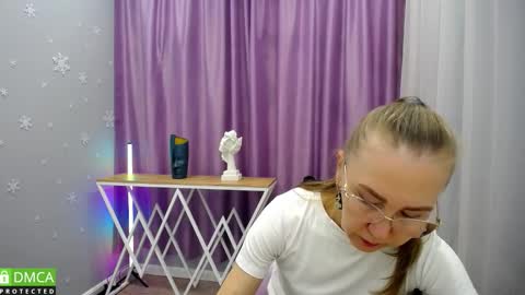 Snapshot of queen_a_n_i chatting on 09/19/25, 01:45 A N I Ill be here on December 1st online show from 09/19/25, 01:45