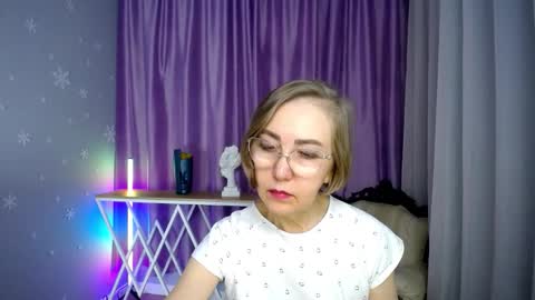 Snapshot of queen_a_n_i chatting on 11/13/25, 02:16 A N I Ill be here on December 1st online show from 11/13/25, 02:16