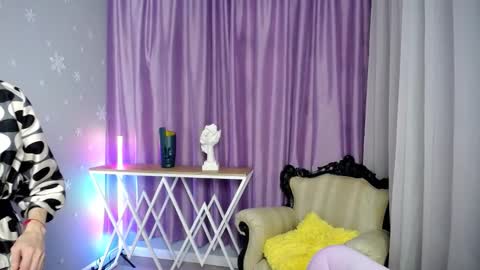 Snapshot of queen_a_n_i chatting on 11/15/25, 11:40 A N I Ill be here on December 1st online show from 11/15/25, 11:40