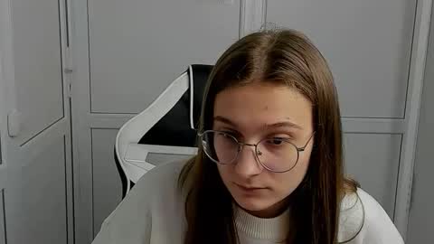 Amelie online show from 04/17/26, 12:52